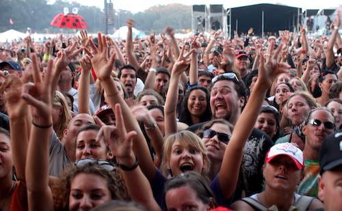 flickr_-_moses_namkung_-_the_crowd_for_dmb_1-2.jpg